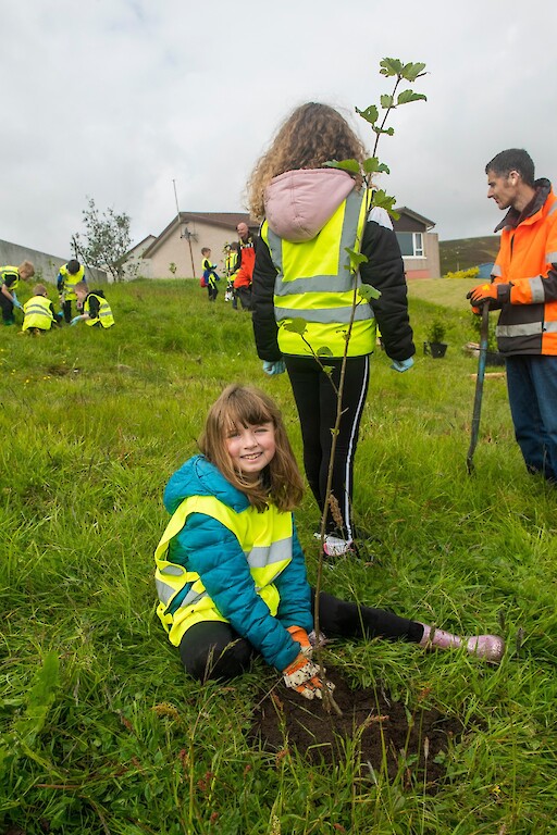 Tree planting at Holmsgarth Brae with Bell's Brae School, Shetland Amenity Trust and Viking Energy Windfarm Project.